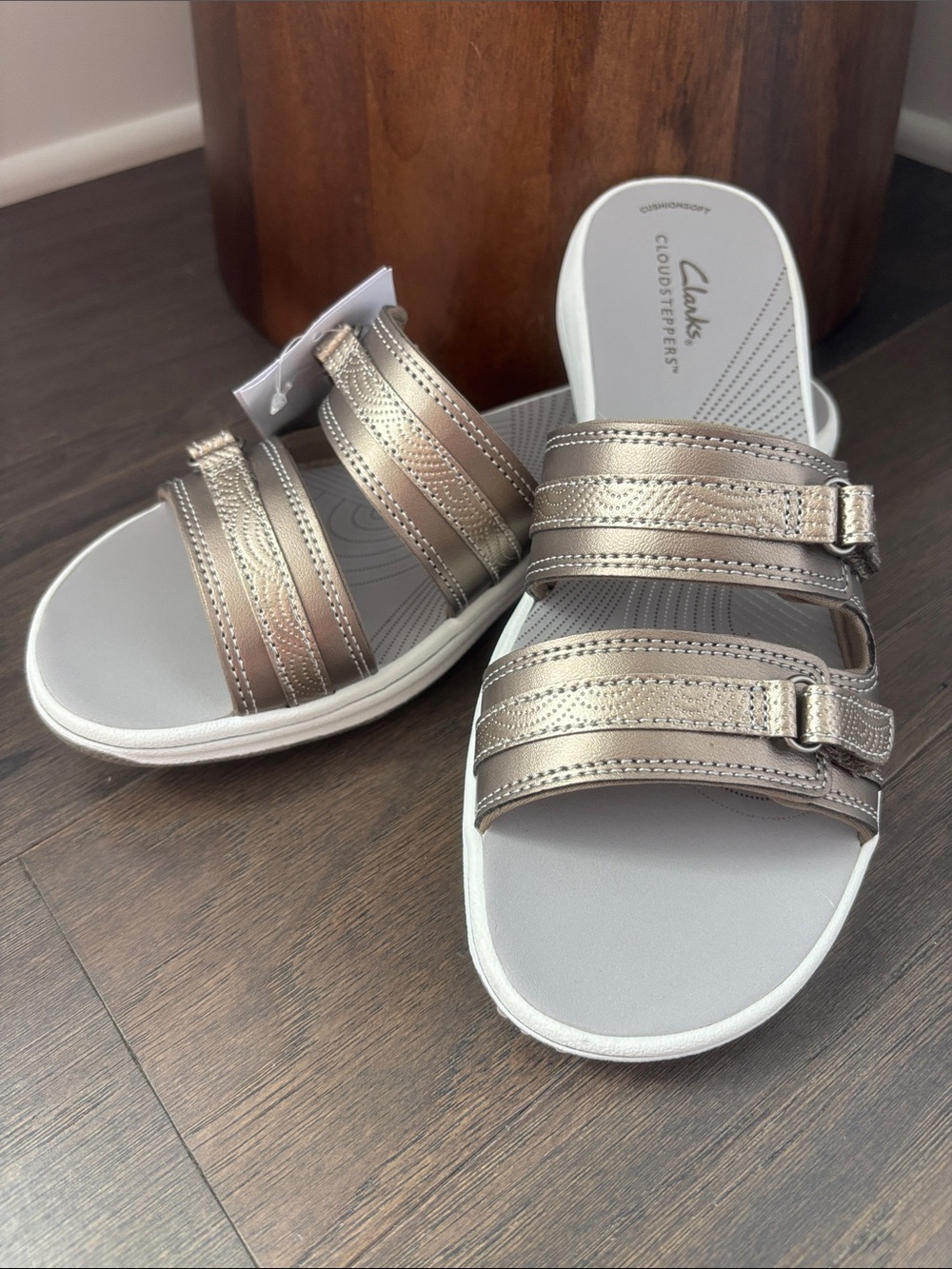 Clarks Cloudsteppers Cushion soft,shock absorbing,lightweight,grip,adjust buckle